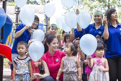 Cô cùng đoàn tình nguyện viên tặng bóng bay cho các trẻ em.